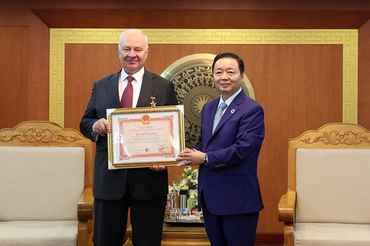 Bộ trưởng Trần Hồng Hà trao Kỷ niệm chương Vì sự nghiệp TN&MT cho Đại sứ Liên bang Nga