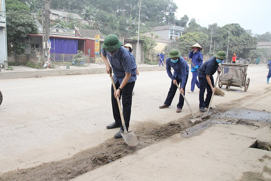 Bí thư huyện Yên Bình cùng gần 400 cán bộ, người dân dọn vệ sinh môi trường
