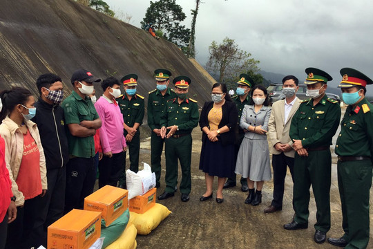 Hỗ trợ gạo, nhu yếu phẩm cho lực lượng vũ trang và nhân dân Lào