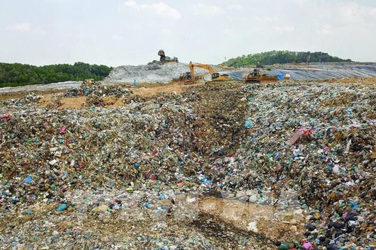 Hà Nội triển khai loạt giải pháp giảm mùi hôi ở bãi rác Nam Sơn