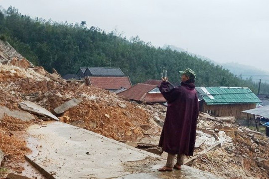 2.000 người dân ở Quảng Ngãi bị cô lập do sạt lở núi