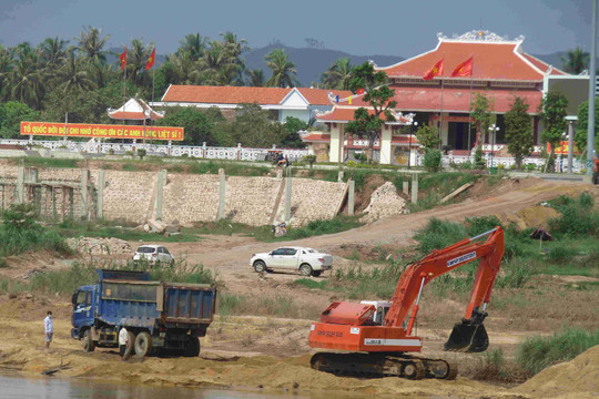 Chủ tịch UBND tỉnh Bình Định chỉ đạo dừng nạo vét tận thu đất, cát sông Lại Giang 