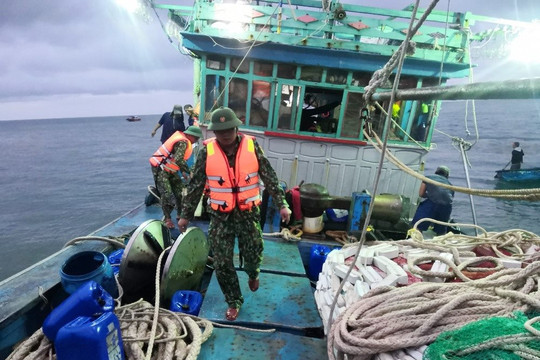 Quảng Nam: Tàu cá va vào đá, 12 ngư dân được cứu kịp thời