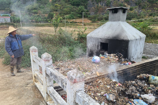 Cao Bằng: Lò đốt rác gần dòng suối gây ô nhiễm môi trường