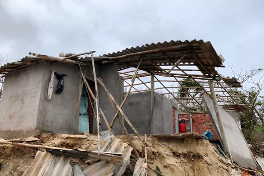 Quảng Ngãi: Sóng biển đánh sập nhà, dân nơm nớp lo sợ