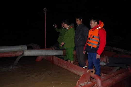 Hà Nam: Bắt quả tang 02 tàu hút cát trái phép trên Sông Hồng