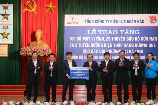 EVNNPC tri ân khách hàng tại vùng lũ Nghệ An, Hà Tĩnh với tổng giá trị 2,3 tỷ đồng