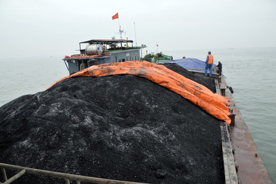 Tạm giữ 850 tấn than không rõ nguồn gốc tại vùng biển Hải Phòng và Quảng Ninh