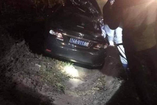 Quảng Ninh: Hai người trên ô tô biển xanh đâm vào đuôi xe container đã tử vong