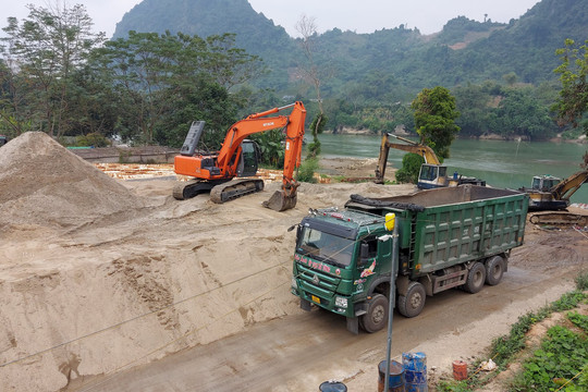 Hà Giang: Dân khốn khổ vì xe chở cát của Công ty Mai Nhung