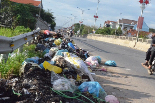 Quảng Ngãi: Khẩn trương xử lý rác bừa bãi trên các tuyến đường Quốc lộ, tỉnh lộ