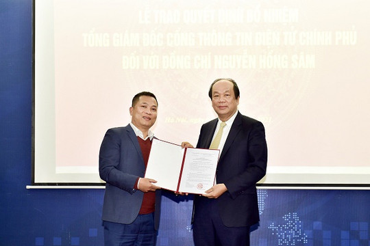 Trao quyết định Tổng Giám đốc Cổng TTĐT Chính phủ đối với ông Nguyễn Hồng Sâm