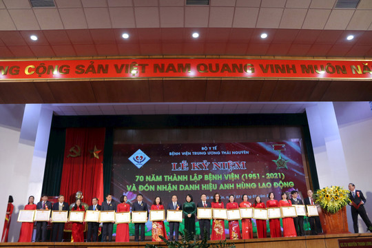 Bệnh viện Trung ương Thái Nguyên đón nhận danh hiệu “Anh hùng lao động” thời kỳ đổi mới