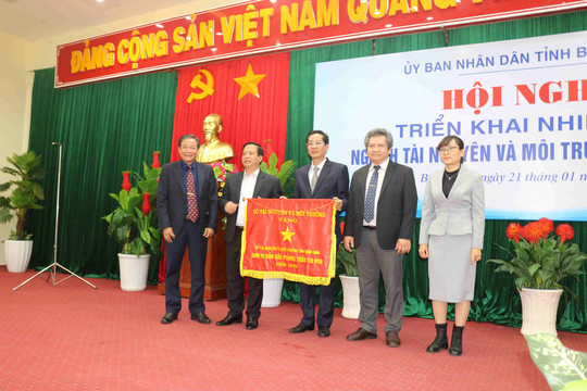Sở Tài nguyên và Môi trường Bình Định nhận cờ thi đua của Bộ Tài nguyên và Môi trường 