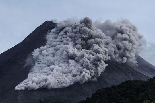 Núi lửa Merapi phun trào, Indonesia sơ tán người dân khẩn cấp