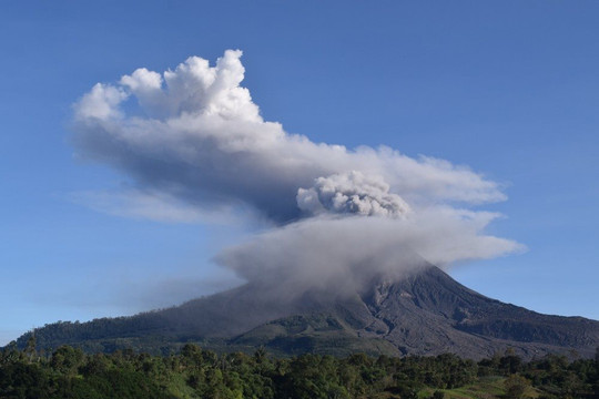 Núi lửa ở Indonesia phun cột tro bụi khổng lồ cao 5.000 mét