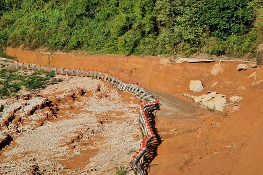 Đắk Nông: Người dân “liều mình”  đi qua tuyến đường bị sạt lở nghiêm trọng