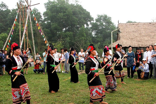 Công nhận nghề thêu giày múa dân tộc Xạ Phang và múa dân gian Khơ Mú là văn hóa phi vật thể quốc gia