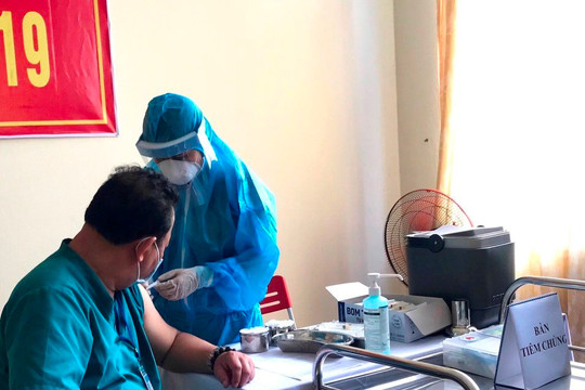 Đà Nẵng: Bắt đầu tiêm vaccine phòng COVID-19 cho y bác sĩ tuyến đầu