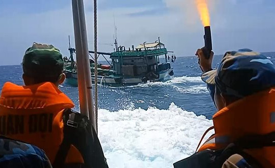 Biên phòng Bà Rịa - Vũng Tàu bắt tàu cá chở 3.000 lít dầu lậu