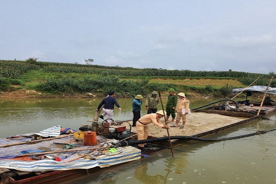 Hà Tĩnh: Bắt giữ thuyền khai thác cát trên sông Rào Nổ