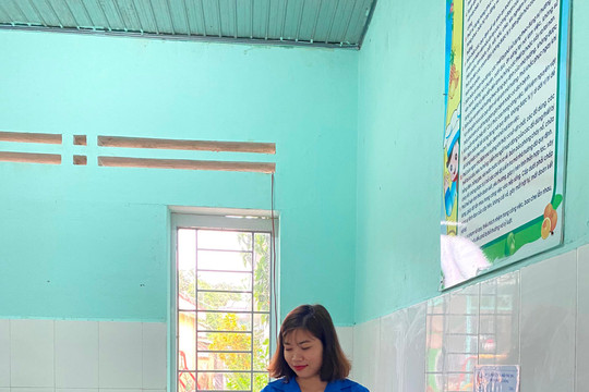 Đà Nẵng: Tặng máy lọc nước cho trẻ em vùng cao
