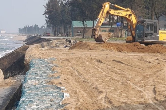 Nghệ An: Khẩn trương khắc phục tạm thời sạt lở kè biển Cửa Lò