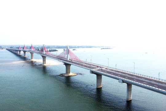 Quảng Ngãi: Cận cảnh cây cầu ngàn tỷ "phơi sương" sau 5 tháng thông xe kỹ thuật 