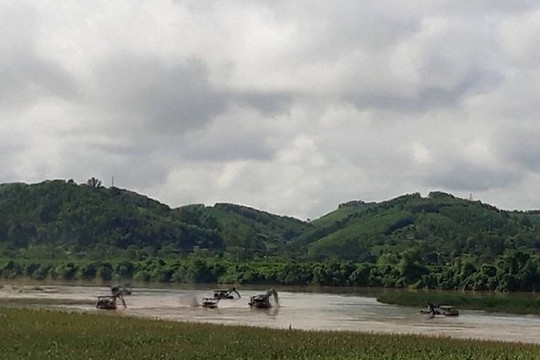 Nghệ An: Bắt 3 tàu khai thác cát trái phép trên sông Lam