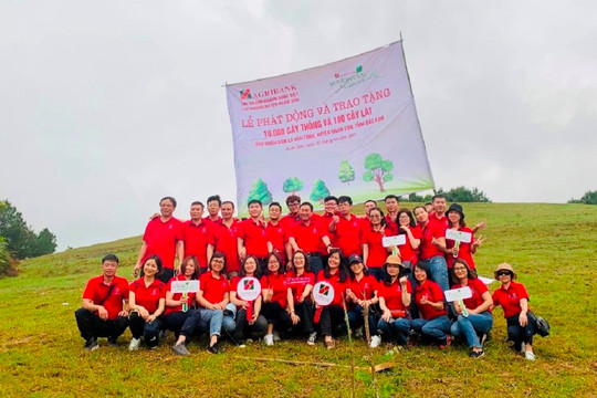 Agribank Chi nhánh Hoàng Quốc Việt trao tặng cây xanh hưởng ứng phong trào “Vì một Việt Nam xanh”