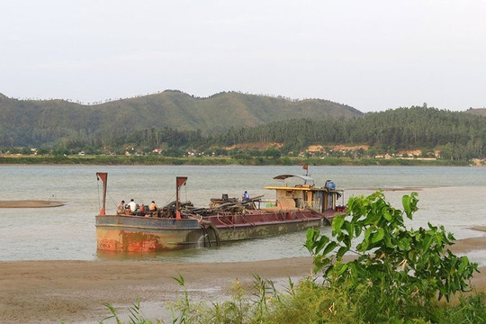 Hà Tĩnh: Bắt giữ hai sà lan hút cát trái phép trên sông Lam