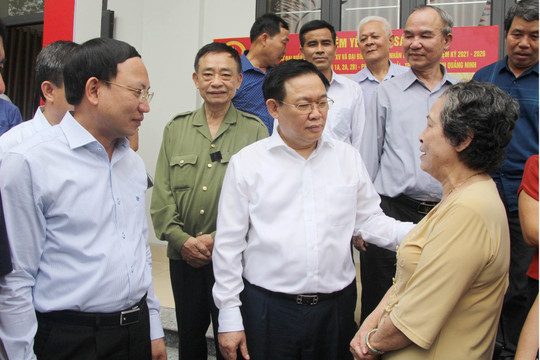 Chủ tịch Quốc hội Vương Đình Huệ kiểm tra công tác chuẩn bị bầu cử tại tỉnh Quảng Ninh