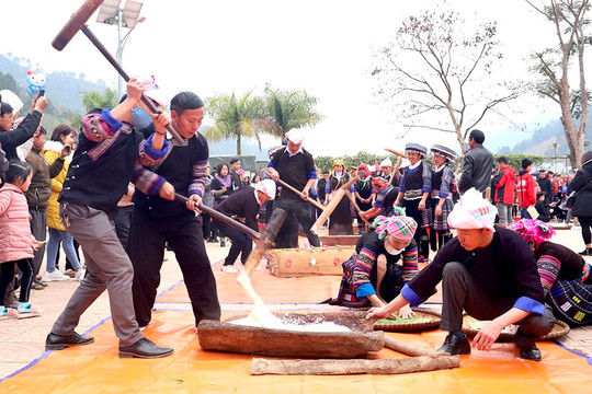 Nhộn nhịp Lễ hội giã bánh dày của người Mông tại Mù Cang Chải, Yên Bái