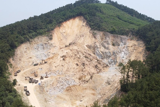 Hà Tĩnh: Sạt lở đất rừng vùi lấp mỏ đá Hùng Bình
