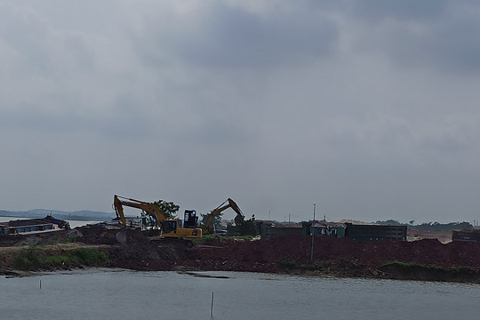 Quế Võ – Bắc Ninh: Cảng tự phát “mọc” trên bãi trồng màu gây ô nhiễm 
