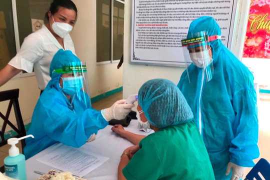 8 cán bộ tỉnh Quảng Ngãi - F1 của bệnh nhân 2989 âm tính lần 1 với SARS-CoV-2