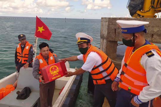 Hàng trăm cử tri ngoài đảo Song Tử Tây và đảo Sinh Tồn được bầu cử sớm