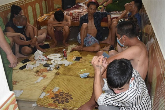 Quảng Trị: Bắt quả tang 12 nam nữ sử dụng ma túy tại nhà nghỉ giữa mùa dịch