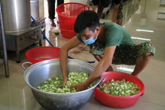 “Mục sở thị” bếp ăn quân đội phục vụ công dân trong khu cách ly tại Thừa Thiên Huế