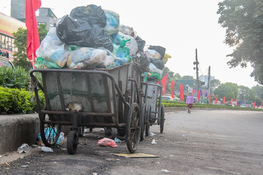 Người dân Chung cư Nơ 14C Định Công “khốn đốn” vì rác tập kết sai quy định