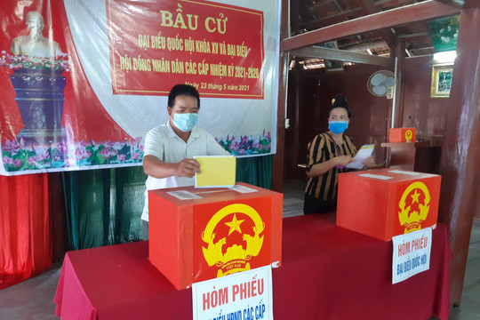 Cử tri huyện Điện Biên hân hoan trong ngày bầu cử