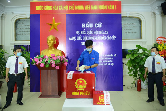 Cử tri Hà Nội đi bỏ phiếu bầu cử