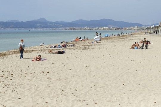 Hơn 283.000 người kêu gọi cấm hút thuốc trên các bãi biển Tây Ban Nha