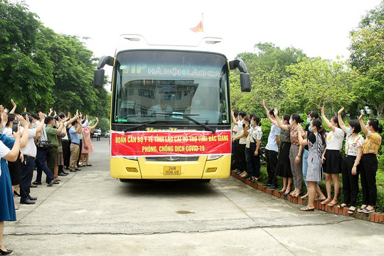 Lào Cai chi viện 32 chiến sỹ áo trắng giúp Bắc Giang chống dịch