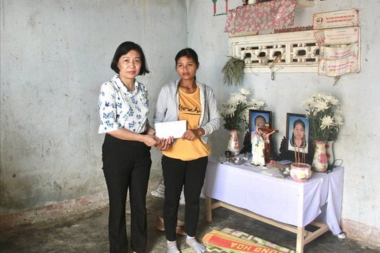 Ủy ban Dân tộc trao tiền trợ gia đình nạn nhân vụ sập tường gạch ở Đắk Lắk