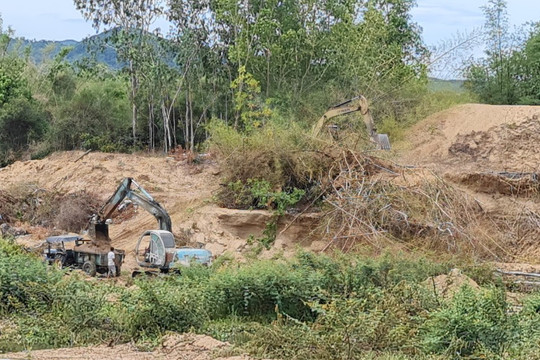 Bình Định xuất hiện nạn khai thác cát, đất tại các công trình bờ kè sông, suối 