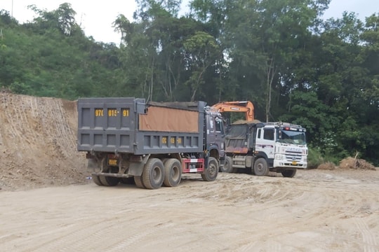 Bắc Kạn: Xe quá tải hiên ngang lộng hành giữa thành phố