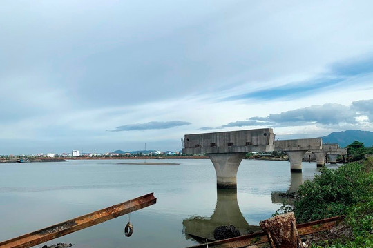 Quảng Nam: Cầu trăm tỷ 4 năm xây xong 4 trụ chơ vơ trên sông