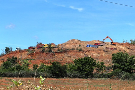Ninh Thuận: Đoàn xe của Công ty Hướng Dương Sáng chở đất phá đường nông thôn