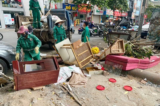 Hà Nội: Vật dụng gia đình không dùng vứt bỏ trên vỉa hè
